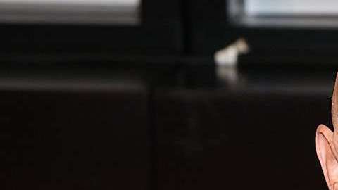 El actor, que comenzó su carrera en el cine en 1994, nació con un trastorno genético que le causó enanismo.