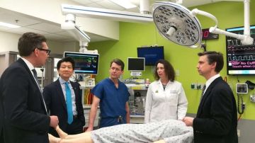 El doctor Andrew Lee y 10 cirujanos trabajaron durante 14 horas en la cirugía.