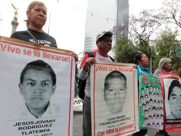 Organizaciones de derechos humanos calificaron de relevantes los nuevos datos surgidos en Estados Unidos sobre el caso de Ayotzinapa al señalar que exhiben las fallas de la versión oficial e impiden cerrar este caso.