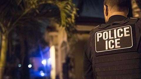 ICE mantiene sus operativos contra indocumentados.