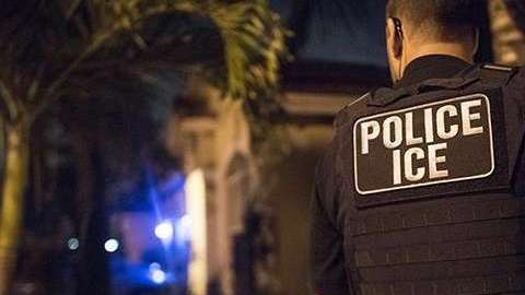 ICE mantiene sus operativos contra indocumentados.