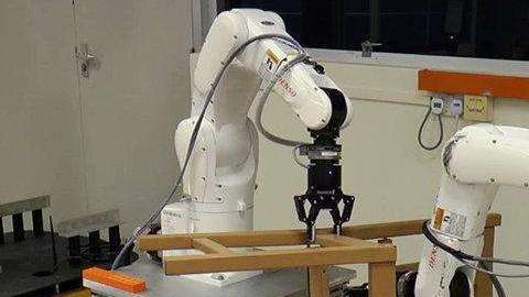 El androide creado por los investigadores de Singapur en el proceso de montaje de la silla de Ikea.