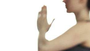 Hacer ejercicio, como yoga, es sumamente benéfico.