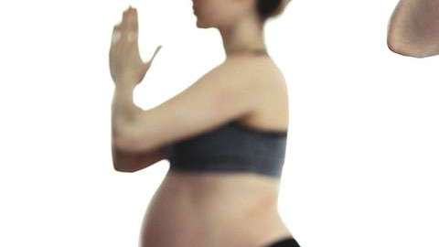 Hacer ejercicio, como yoga, es sumamente benéfico.