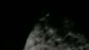 En el video se alcanzan a ver tres pequeños puntos de color negro.