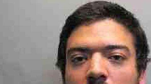 Alvarado fue acusado de acoso criminal, robo, daños criminales y entrada ilegal