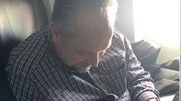 Un extraño ayuda a una mujer a calmar a sus hijos en un avión