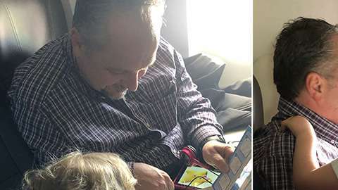 Un extraño ayuda a una mujer a calmar a sus hijos en un avión