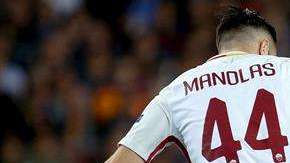 Messi disputa el esférico con el griego Kostas Manolas