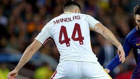 Messi disputa el esférico con el griego Kostas Manolas