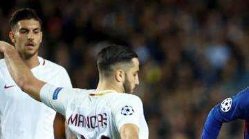 Messi en medio de defensores de Roma. EFE