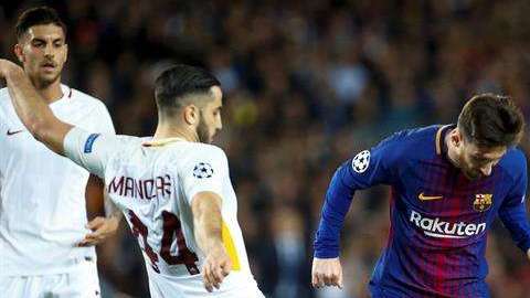 Messi en medio de defensores de Roma. EFE