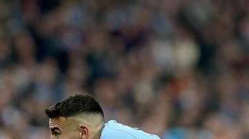 Nicolás Otamendi se lamenta tras la derrota del Manchester City frente al Manchester United