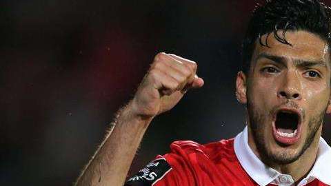 El mexicano del Benfica Raúl Jiménez celebra su doblete ante Vitoria de Setúbal en la liga portuguesa. (Foto: EFE/EPA/MIGUEL A. LOPES)