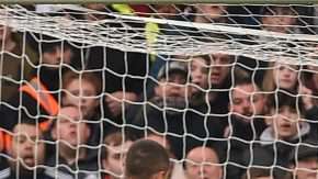 El mexicano del West Ham Javier 'Chicharito' Hernández y su gol frente al Chelsea este domingo en Stamford Bridge. (Foto: EFE/EPA/GERRY PENNY)