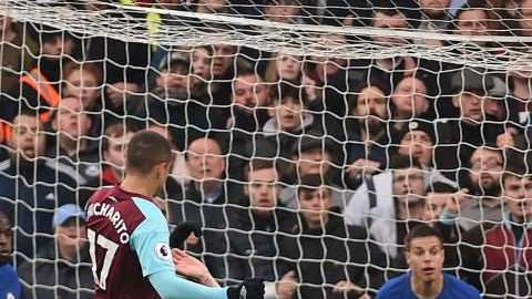 El mexicano del West Ham Javier 'Chicharito' Hernández y su gol frente al Chelsea este domingo en Stamford Bridge. (Foto: EFE/EPA/GERRY PENNY)