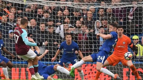 El mexicano del West Ham Javier 'Chicharito' Hernández y su gol frente al Chelsea este domingo en Stamford Bridge. (Foto: EFE/EPA/GERRY PENNY)