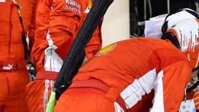 El mecánico de Ferrari Francesco Cigarini  yace en el piso tras una parada en pits de Kimmi Raikkonen durante el Grand Prix de Baréin de Fórmula 1. (Foto: EFE/EPA/GIUSEPPE CACACE / POOL)