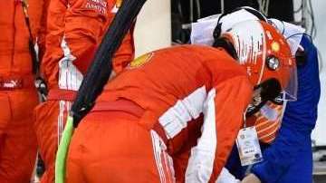 El mecánico de Ferrari Francesco Cigarini  yace en el piso tras una parada en pits de Kimmi Raikkonen durante el Grand Prix de Baréin de Fórmula 1. (Foto: EFE/EPA/GIUSEPPE CACACE / POOL)