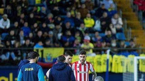 El centrocampista del Villarreal Pablo Fornals es atendido por las asistencias médicas en su partido ante el Athletic. (Foto: EFE/ Domenech Castelló)