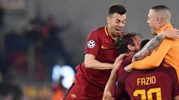 Jugadores de la Roma celebran su victoria ante el Barcelona en la Liga de Campeones de la UEFA. (Foto: EFE/Ettore Ferrari)