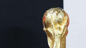 El presidente de México Enrique Peña Nieto recibió la Copa del Mundo en la residencia oficial de Los Pinos de la CDMX. (Foto: EFE/Jorge Núñez)