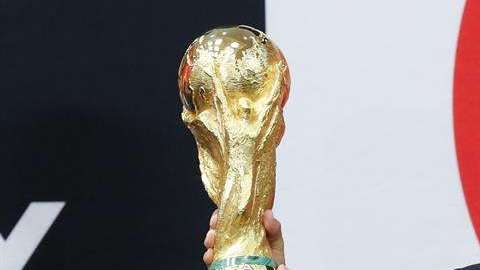 El presidente de México Enrique Peña Nieto recibió la Copa del Mundo en la residencia oficial de Los Pinos de la CDMX. (Foto: EFE/Jorge Núñez)