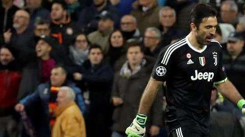 El portero de la Juventus Gianluigi Buffon tras ser expulsado por el árbitro, durante el partido contra el Real Madrid. (Foto: EFE/Kiko Huesca)