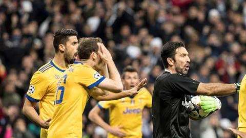 Michael Oliver marcó un polémico penal a favor del Real Madrid y expulsó a Buffon