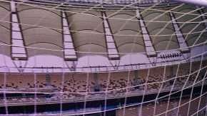 El exvelocista jamaicano Usain Bolt utiliza unas gafas de realidad virtual jugando al fútbol en Queensland, Australia. (Foto: EFE/ Dean Lewins)