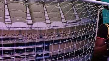 El exvelocista jamaicano Usain Bolt utiliza unas gafas de realidad virtual jugando al fútbol en Queensland, Australia. (Foto: EFE/ Dean Lewins)