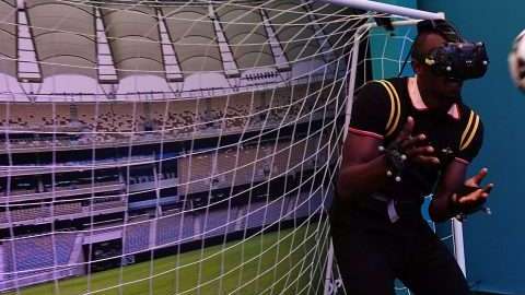 El exvelocista jamaicano Usain Bolt utiliza unas gafas de realidad virtual jugando al fútbol en Queensland, Australia. (Foto: EFE/ Dean Lewins)