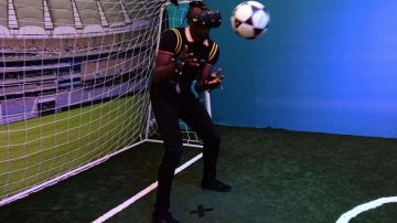 El exvelocista jamaicano Usain Bolt utiliza unas gafas de realidad virtual jugando al fútbol en Queensland, Australia. (Foto: EFE/ Dean Lewins)