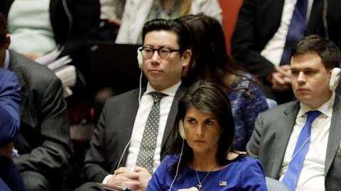 La embajadora de Estados Unidos ante la ONU, Nikki Haley, escucha la ponencia del de Bolivia Sacha Sergio Llorenty Soliz.