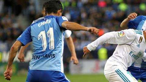 El delantero del Real Madrid, Lucas Vázquez ante los defensores del Málaga en La Rosaleda. (Foto: EFE/Daniel Pérez)