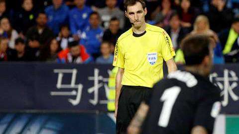 Los jugadores del Real Madrid,celebran con Isco  el segundo gol del equipo blanco al Málaga. (Foto: EFE/Carlos Díaz)