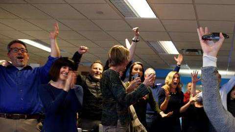 Fotografía cedida por USA TODAY NETWORK que muestra a reporteros de Cincinnati Enquirer y Amber Hunt (d), quienes celebran hoy 16 de abril 2018, en Cincinnati, Ohio, EEUU, tras enterarse de que ganaron el Premio Pulitzer, 2018 por su informe especial, "Seven Days of Heroin".