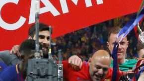 El centrocampista del FC Barcelona, Andrés Iniesta se despide de su equipo para irse al fútbol chino. (Foto: EFE/Kiko Huesca)