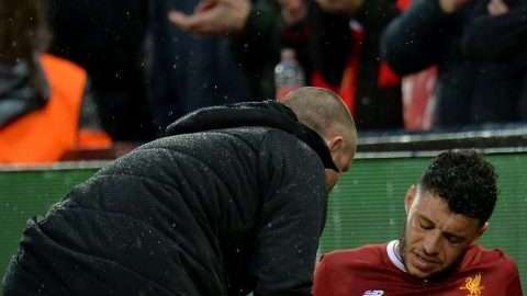 El inglés Alex Oxlade-Chamberlain se lesionó el martes en el partido del Liverpool en Champions. (Foto: EFE/Peter Powell)