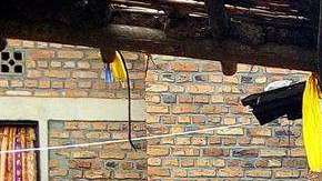 Trabajadores excavan en una de las nueves fosas comunes en Ruanda. EFE