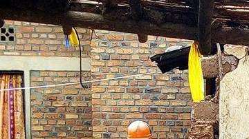 Trabajadores excavan en una de las nueves fosas comunes en Ruanda. EFE