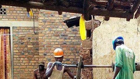 Trabajadores excavan en una de las nueves fosas comunes en Ruanda. EFE