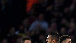 El árbitro Clement Turpin le muestra la tarjeta roja a Sime Vrsljko del Atlético Madrid en la semifinal de la Liga Europa frente al Arsenal. (Foto: EFE/Andy Rain)