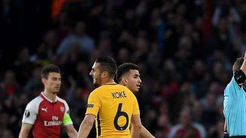 El árbitro Clement Turpin le muestra la tarjeta roja a Sime Vrsljko del Atlético Madrid en la semifinal de la Liga Europa frente al Arsenal. (Foto: EFE/Andy Rain)