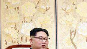 El líder norcoreano Kim Jong-un (i), conversa con el presidente surcoreano, Moon Jae-in, en Peace House.