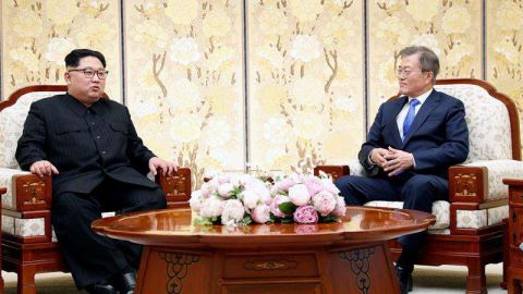 El líder norcoreano Kim Jong-un (i), conversa con el presidente surcoreano, Moon Jae-in, en Peace House.