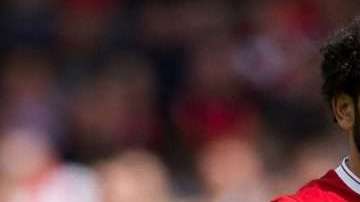 El delantero egipcio del Liverpool Mohamed Salah lucha con Lionel Messi por el Botín de Oro. (EFE/EPA/PETER POWELL)