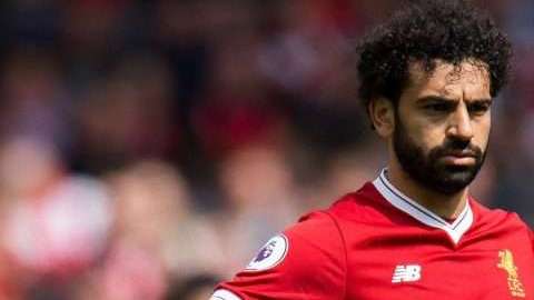 El delantero egipcio del Liverpool Mohamed Salah lucha con Lionel Messi por el Botín de Oro. (EFE/EPA/PETER POWELL)