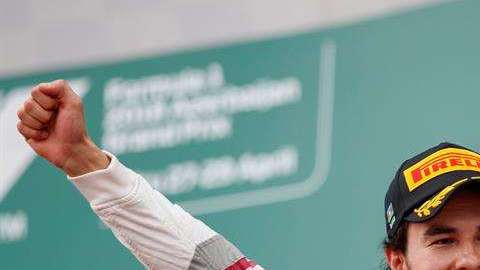 El mexicano Sergio Pérez de la escudería de F1 Sahara Force India festeja su tercer lugar en el Grand Prix de Azerbaiyán. (Foto: EFE/EPA/VALDRIN XHEMAJ)