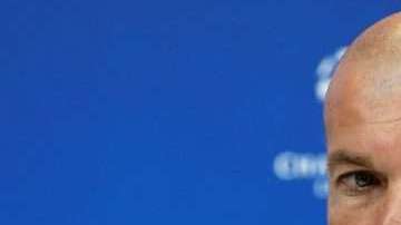 El técnico francés del Real Madrid, Zinedine Zidane, irá al Camp Nou a enfrentar un Clásico que se reduce a si habrá o no pasillo para el Barcelona. (Foto: EFE/Chema Moya)